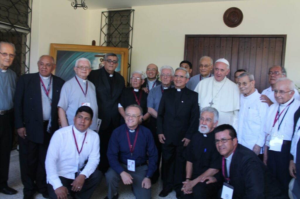 Papa Francisco con sacerdotes manabitas