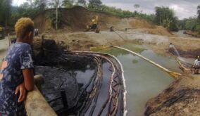 Petroecuador indemniza con 1.4 millones de dólares a las personas afectadas por el derrame de combustible registrado el 13 de marzo en Esmeraldas.