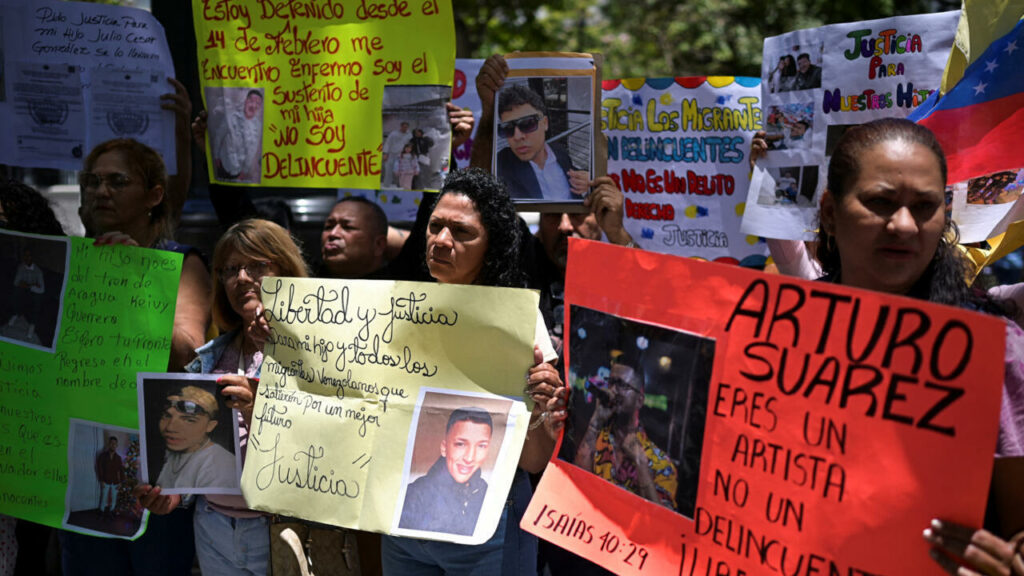Familiares exigen a la ONU liberar a venezolanos presos en El Salvador tras ser deportados por EE. UU.