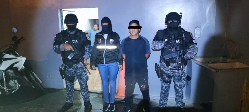 Policía Judicial detiene a un hombre e incauta arma y municiones en allanamiento en Santo Domingo