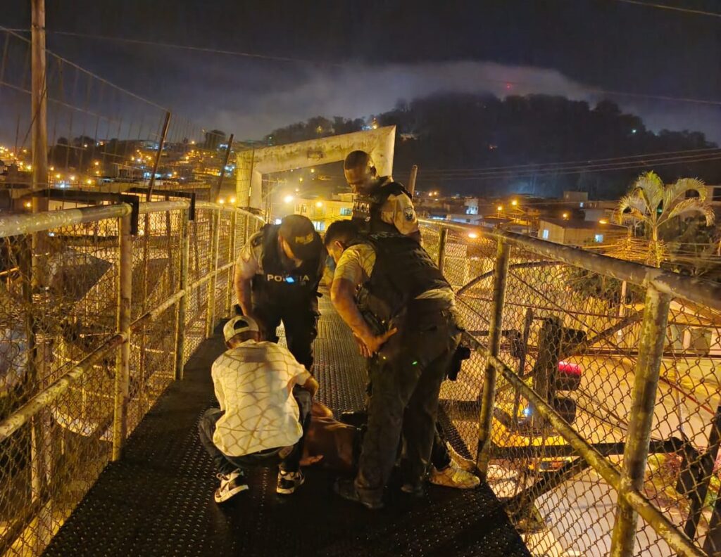 Policías evitan que joven se lance de puente en Santo Domingo