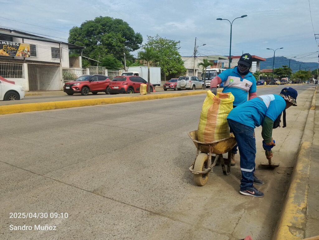Portoviejo intensifica limpieza de calles tras temporada Invernal con 30 obreros