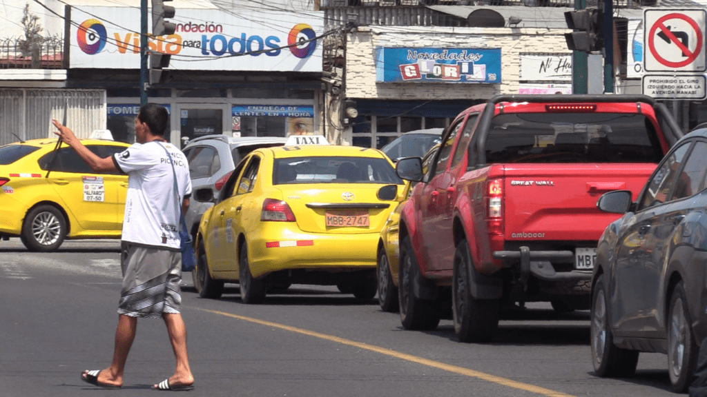 Portoviejo registra tráfico vehicular ligero este jueves en avenidas principales