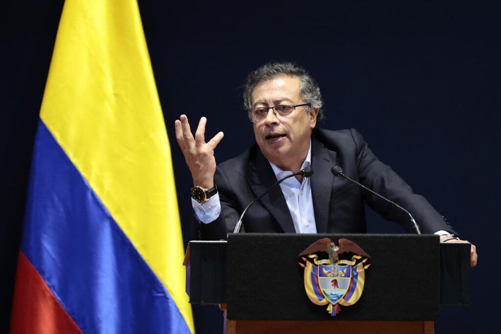 Presidente Gustavo Petro ofrece asilo en Colombia a opositores ecuatorianos "perseguidos" tras denuncia de lista negra en Ecuador.