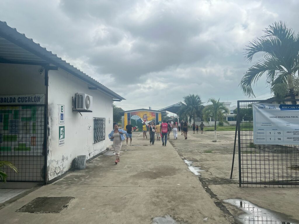 Proceso electoral se desarrolla con normalidad en la Unidad Educativa Pedro Balda Cucalón de Manta