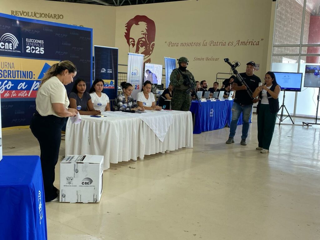 Prohibición del uso de celulares en la Segunda Vuelta de las Elecciones en Ecuador rige desde entrega de cédula, detalló el CNE en un taller