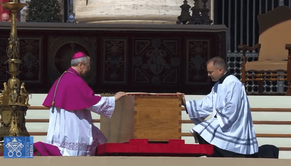 Qué significa el Evangelio sobre el féretro del papa Francisco Este es su propósito