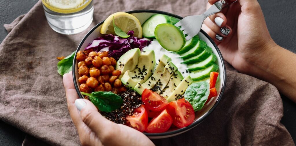 ¿Faltan aminoácidos en las dietas veganas? Esto encontró un estudio
