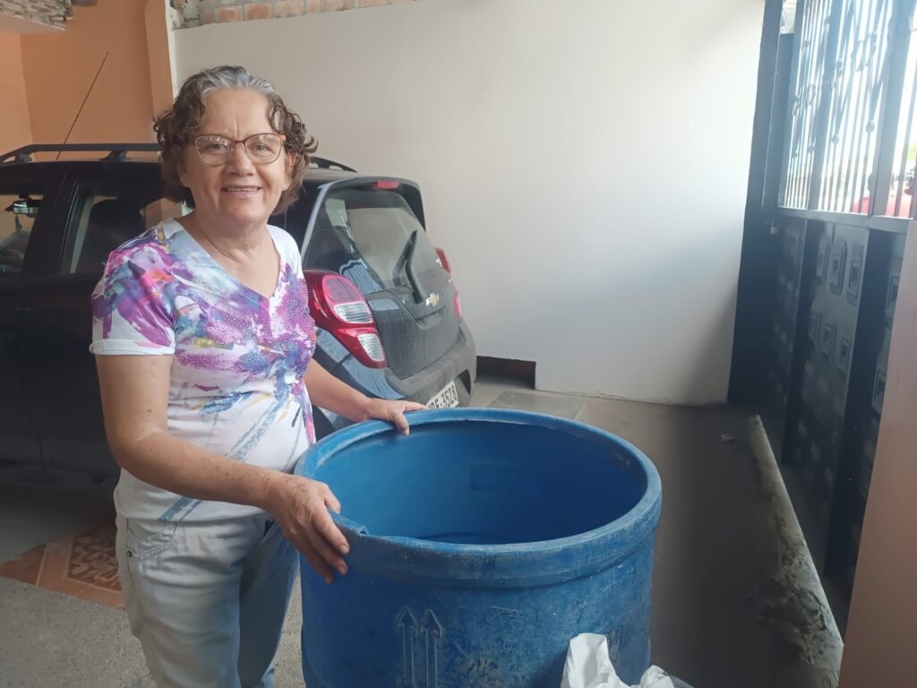 Eliana Barreiro, del barrio Santa Ana, en la parroquia Eloy Alfaro, señala que no reciben agua potable desde hace tres meses.