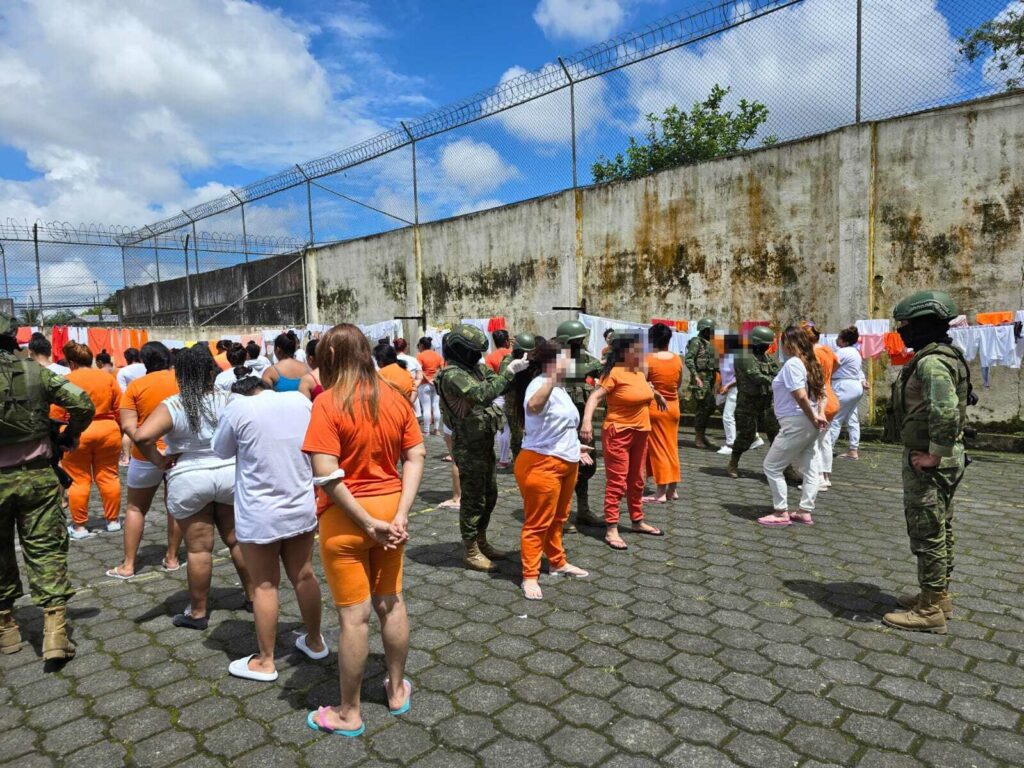 Santo Domingo de los Tsáchilas. Decomisan 19 celulares en la cárcel de mujeres.