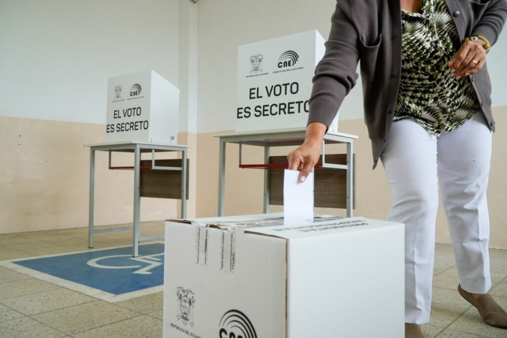 Segunda vuelta electoral: Esto le sucedió a un adolescente y a una mujer por tomarle foto a la papeleta durante su votación. CNE.