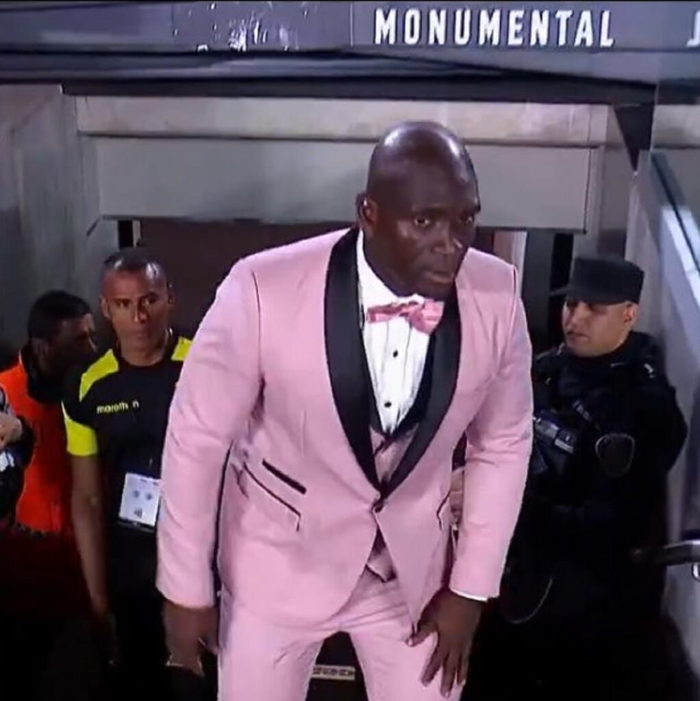 Segundo Castillo con vestimenta rosa para la Copa Libertadores.