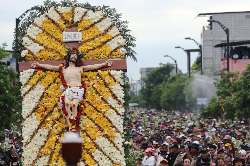 Semana Santa: Estos rituales de fe movilizan a miles de feligreses en diferentes ciudades de Ecuador, la procesión más popular es la del Cristo del Consuelo. API.