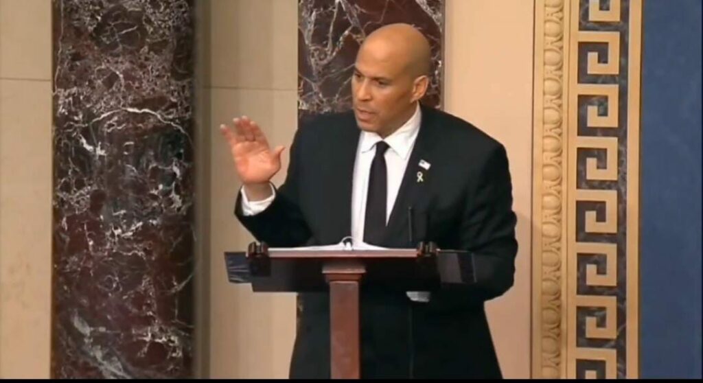 Senador Cory Booker habla más de 20 horas en el Senado ¿qué dijo contra Donald Trump?