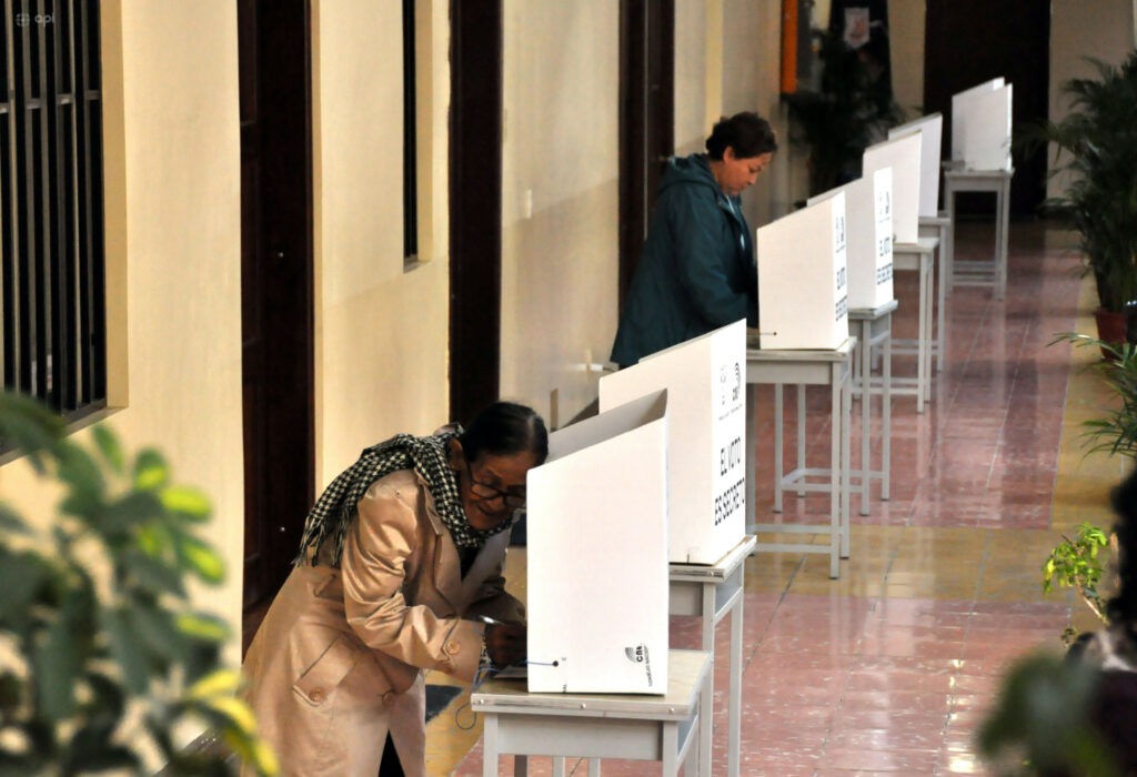 Silencio del CNE ante fotos al voto genera incertidumbre y debate legal