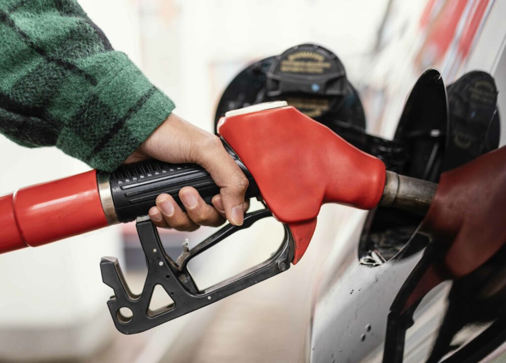 Subsidio a gasolina Extra en Ecuador podría eliminarse debido a la reducción del precio del petróleo