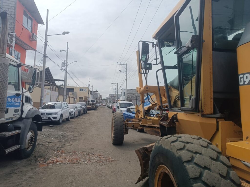 El plan de arreglo de calles que llegará a 107 vías de Manta empezó en la parroquia Tarqui y la ciudadela Universitaria.