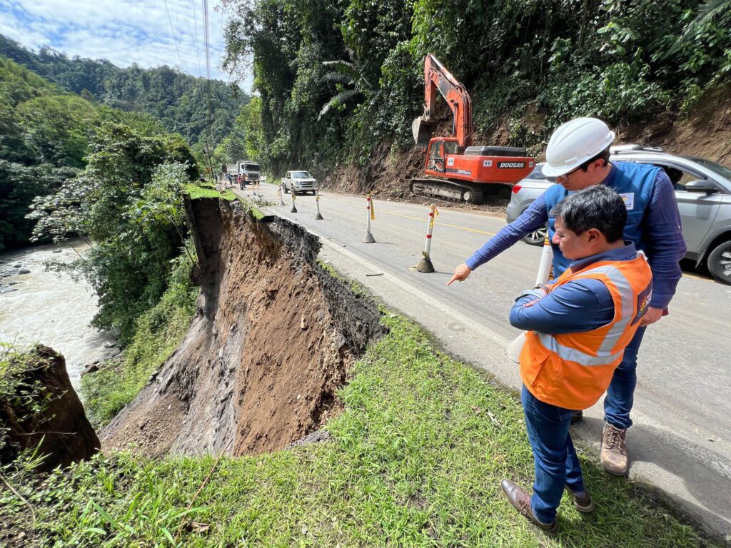 Técnicos de la Prefectura de Pichincha evaluando los daños en la vía Alóag-Santo Domingo tras un deslizamiento de tierra.