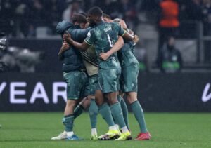 Jugadores de Tottenham celebran su clasificación a la semifinal de la Europa League.