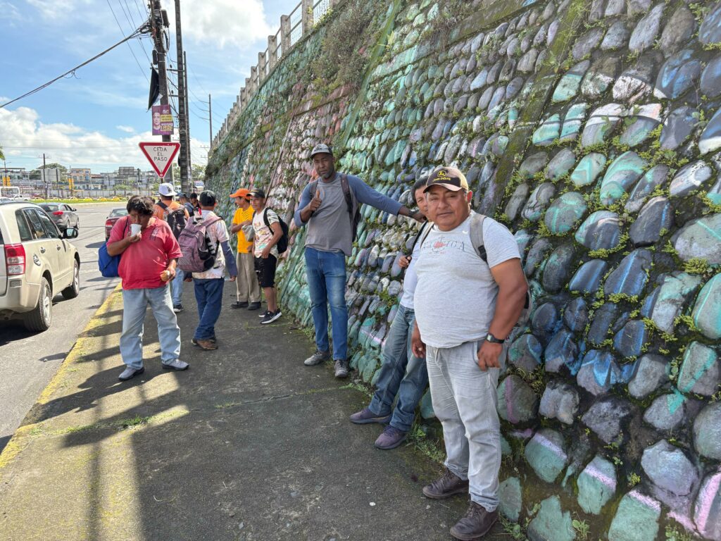 Trabajadores enfrentan el desempleo en Santo Domingo de los Tsáchilas, en el redondel del Sueño de Bolívar.