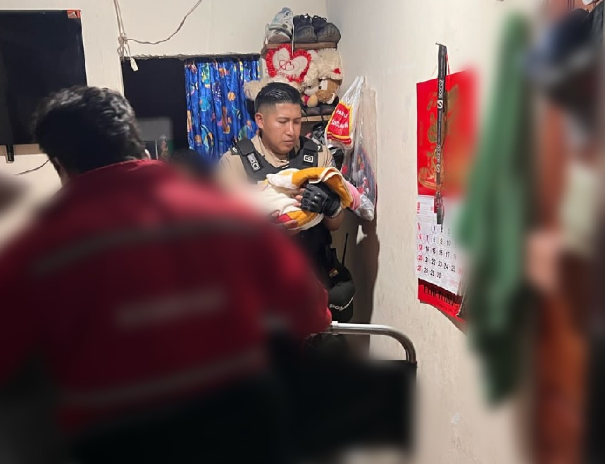 Tres policías brindaron atención prehospitalaria a una mujer en labores de parto. Aquello permitió el nacimiento exitoso de una niña