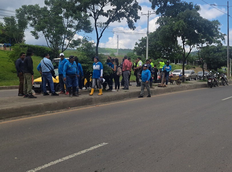 Tres trabajadores del Municipio de Portoviejo sufrieron un accidente de tránsito en el paso lateral de la ciudad.