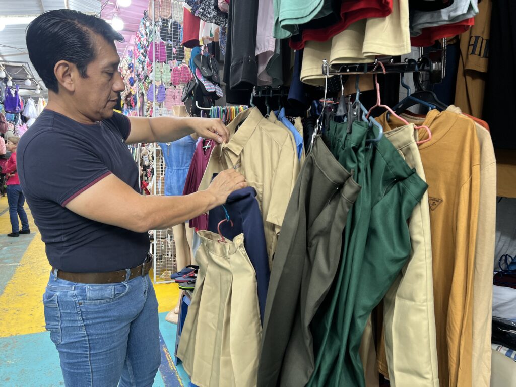 Eduardo Martínez, asegura que los comerciantes se están abasteciendo de a poco, con artículos de la temporada escolar.