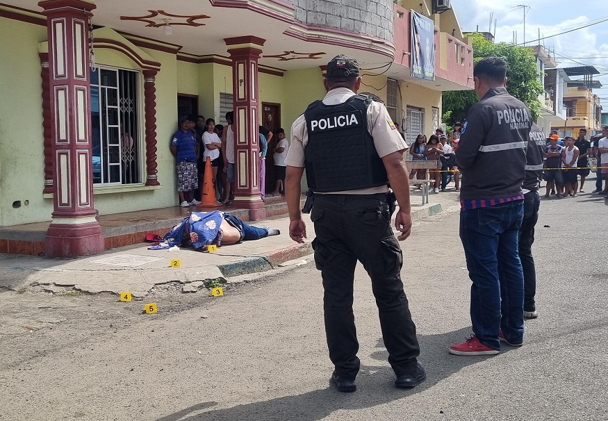 Un armador pesquero (dueño de barco), identificado como Ramón Arcentales, de 52 años, cayó asesinado de varios disparos.