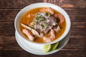 Un buen encebollado de pescado y camarón, opción de desayuno potente