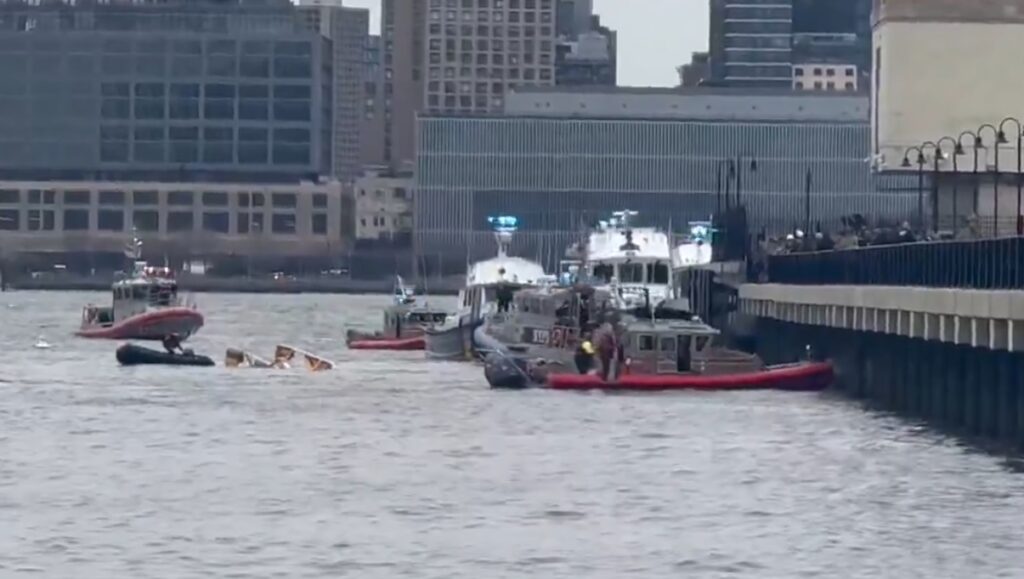 Un helicóptero cayo al rio Hudson
