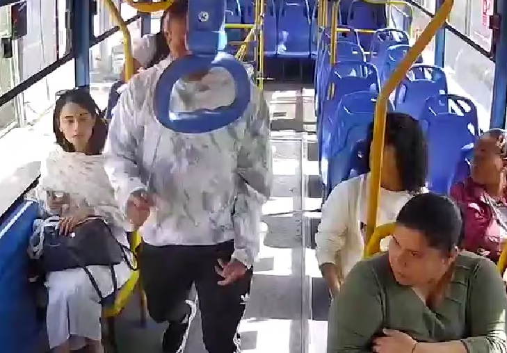 Un hombre armado con un machete cometió un asalto y atacó a pasajeros y al conductor de un bus urbano en el norte de Quito.