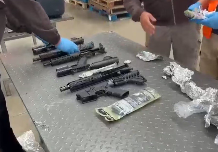Un lote de 16 armas de fuego se descubrió en la zona de carga aérea del aeropuerto internacional de Guayaquil.