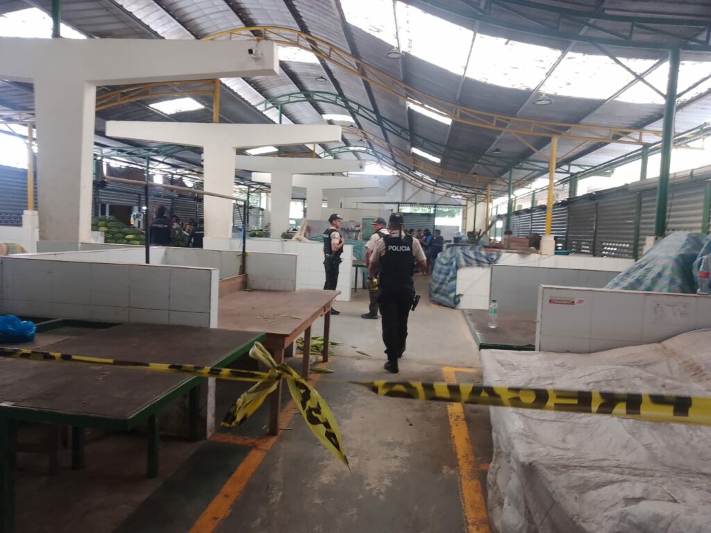 Un muerto y un policía herido en el mercado de Santa Ana