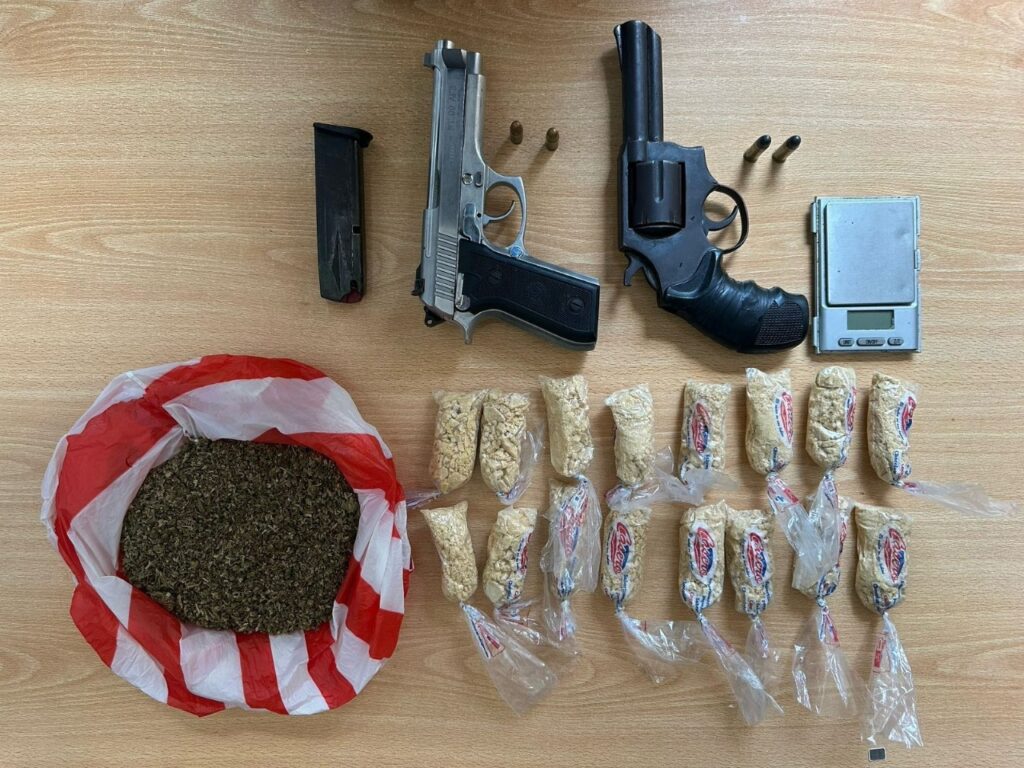 Un operativo de la Policía permitió el decomiso de 455 gramos de cocaína, 155 gramos de marihuana y dos armas de fuego en Chone.