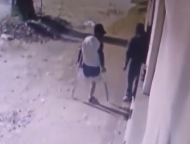 Un presunto ladrón en muletas y con una pierna menos quedó grabado por las cámaras de seguridad de una vivienda