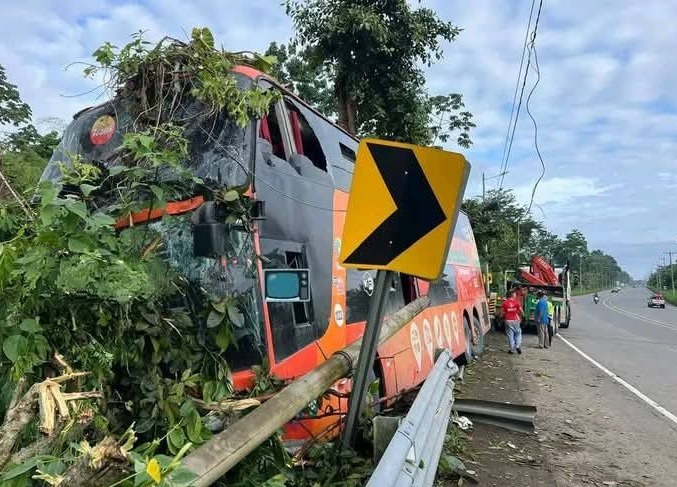 Una azafata de la cooperativa Trans Esmeraldas resultó herida en un accidente en la vía La Concordia-Santo Domingo.