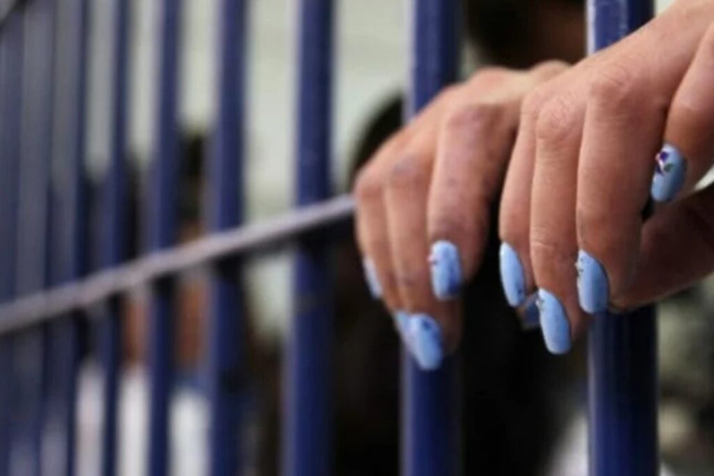 Una mujer habría matado al marido tras discutir por un cargador, el hecho sucedió frente al hijo de la pareja en Riobamba, provincia de Chimborazo. Internet.