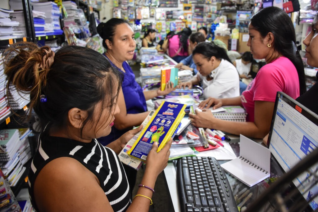 Utiles escolares son más caros este año: Familias enfrentan alza de gastos que en planteles particulares superan los $1.000
