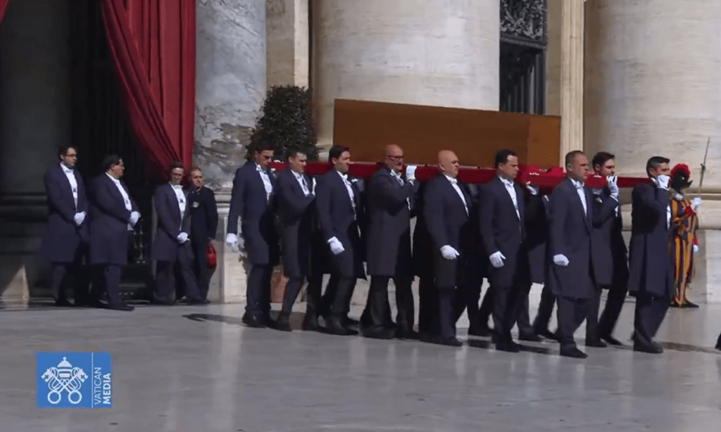 Así fue la emotiva llegada del féretro del papa Francisco a la Basílica de San Pedro por última vez