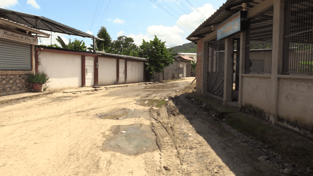 Vecinos reclaman intervención urgente por insalubridad y abandono en Cuatro Esquinas
