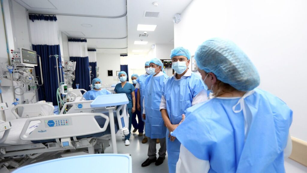 Visita del Presidente Daniel Noboa en la Unidad de Cuidados Intensivos en el Hospital Matilde Hidalgo Procel (Presidencia de Ecuador)