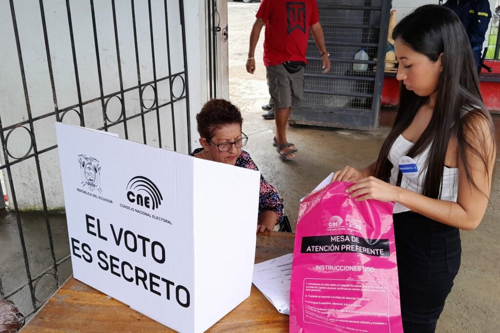 Votantes con dificultades para movilizarse se acogieron al voto asistido en San Vicente