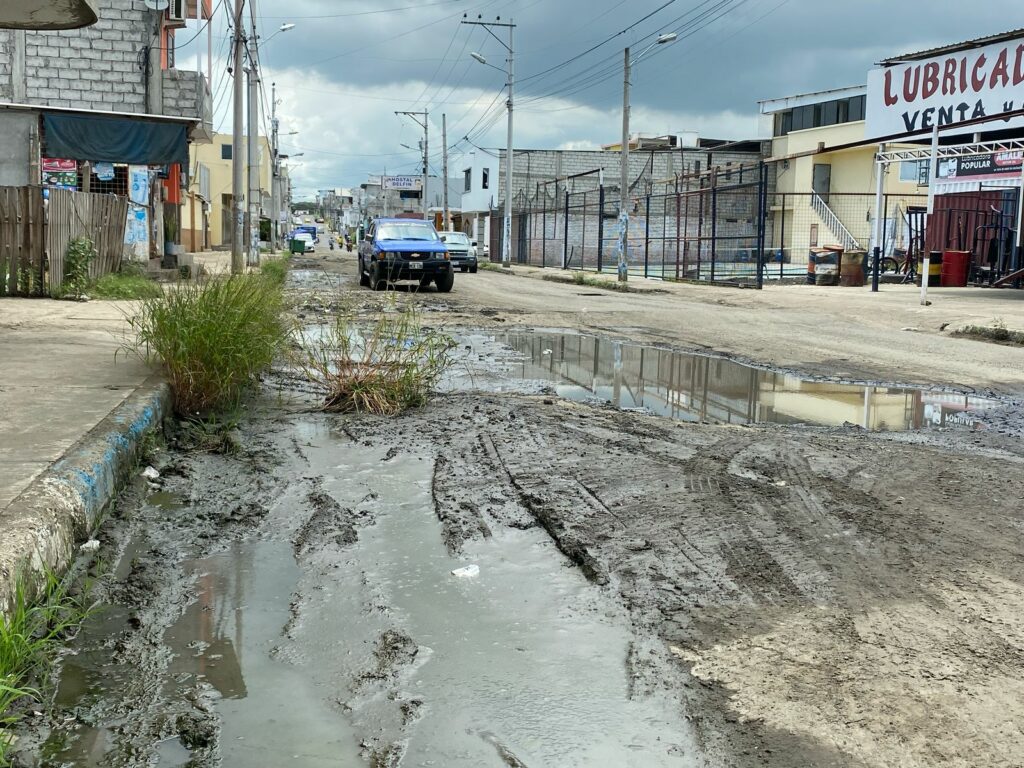 Huecos y charcos en algunas calles de Manta