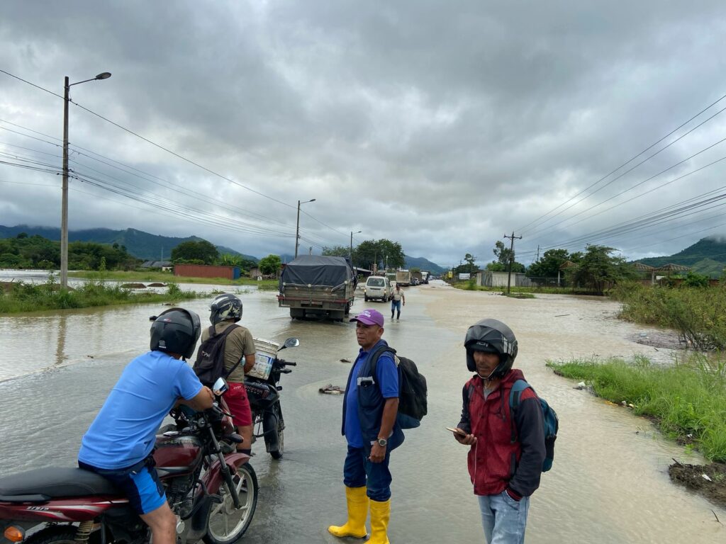 Vía Portoviejo -Santa Ana cerrada inundación / Estancia Vieja