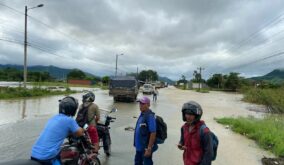 Vía Portoviejo -Santa Ana cerrada inundación / Estancia Vieja
