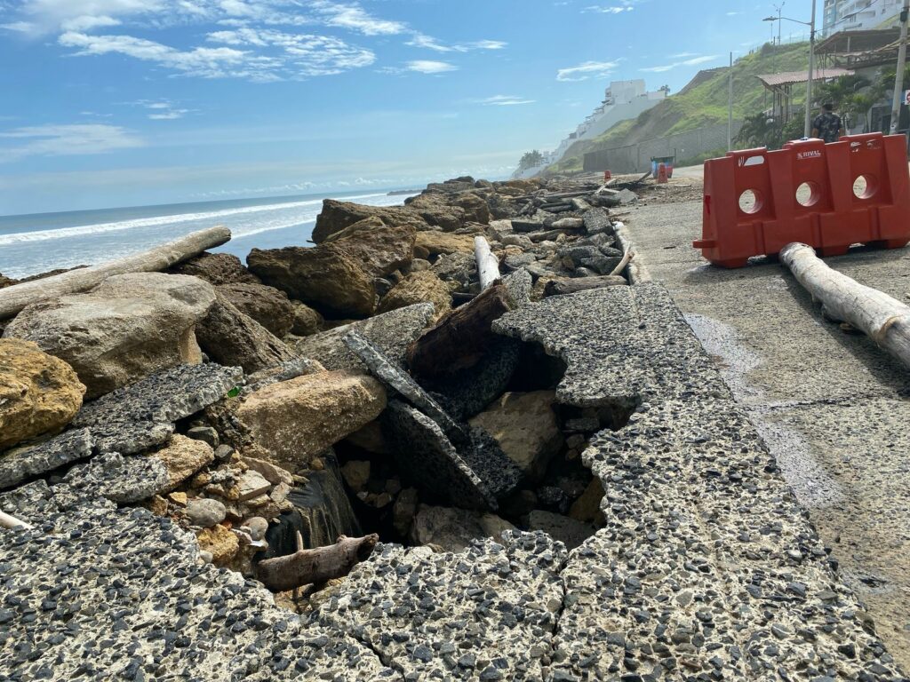 Manta sufre daños por oleajes, socavones y accidentes afectan a turistas