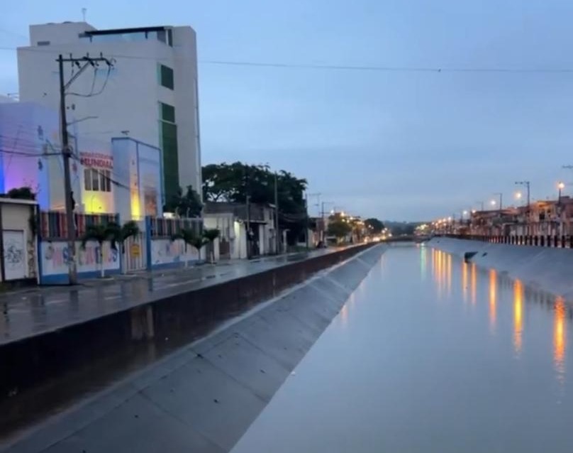 La corriente del canal de aguas lluvias, desbordado por las precipitaciones, lo arrastró sin dejar rastro.