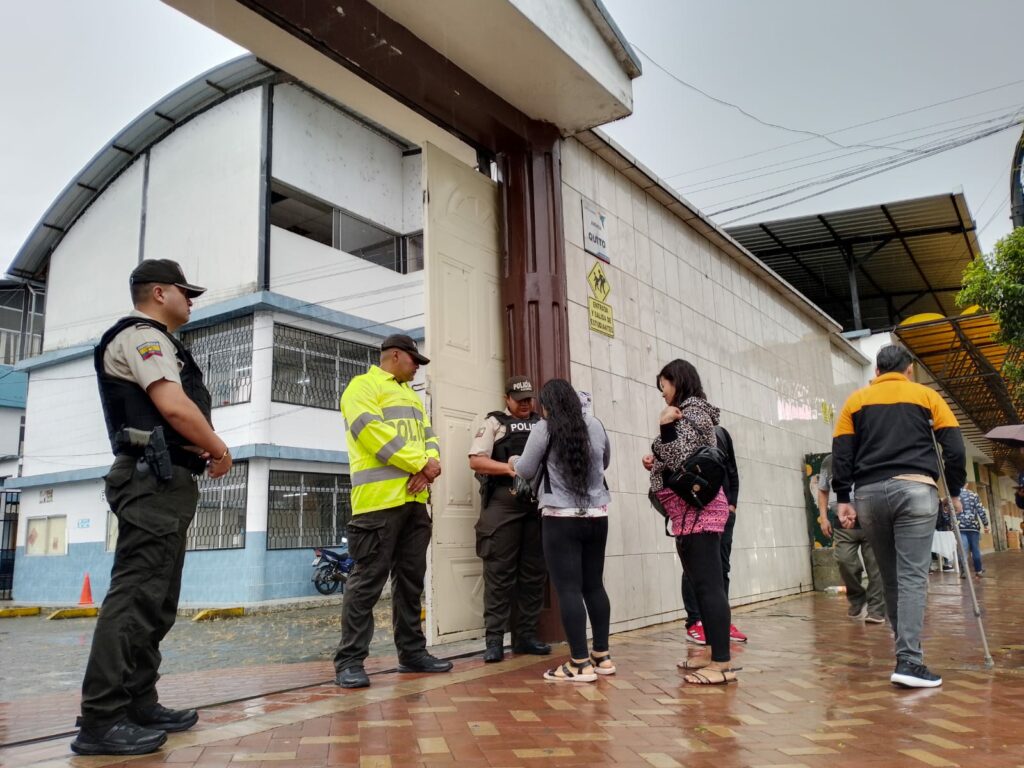 Este domingo, 13 de abril de 2025, la provincia de Santo Domingo de los Tsáchilas dio inicio a la segunda vuelta de las elecciones presidencialesEste domingo, 13 de abril de 2025, la provincia de Santo Domingo de los Tsáchilas dio inicio a la segunda vuelta de las elecciones presidenciales de Ecuador, con Daniel Noboa y Luisa González como candidatos, en una jornada marcada por fuertes lluvias de Ecuador, con Daniel Noboa y Luisa González como candidatos, en una jornada marcada por fuertes lluvias que no detuvieron a los votantes en su decisión de definir el liderazgo del país para los próximos cuatro años.