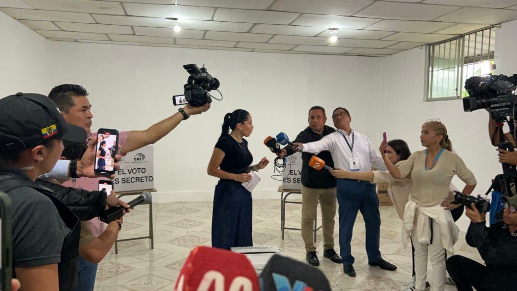 Luisa Gonzáles cumplió con su derecho al voto en Canuto, Chone