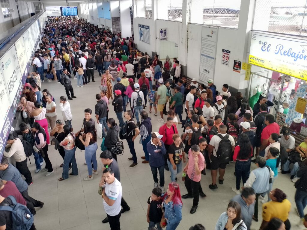 Masiva Movilización en Terminal de Santo Domingo por Elecciones Presidenciales
